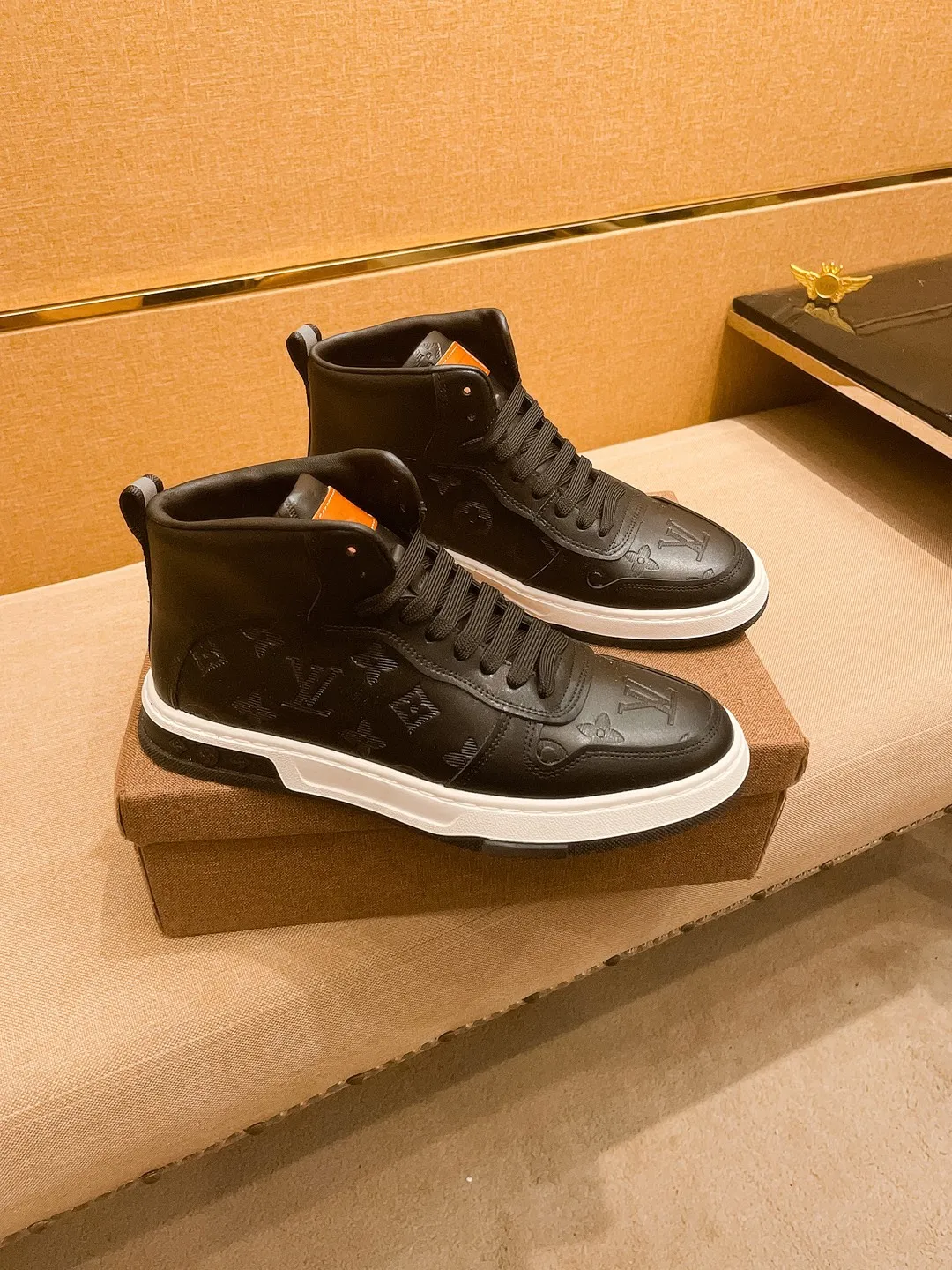 Men's shoes 💰 440💰【 LV 】🔥 Louis Vuitton, high-end men's shoes brand, official website 1:1 latest masterpiece: the upper is made of first-layer cowhide imported from Italy with a comfortable and breathable lining➕original non-slip and wear-resistant outsole🔥, making walking more convenient and comfortable! An exclusive new model, a stunning work, a beautiful 1:1 replica [color] compared to the official quality! Create a fashionable personality to set off your uniqueness! A must-have for trendy men! Classic🔥Size: 38-44 Color: 🔥Multiple colors available🔥